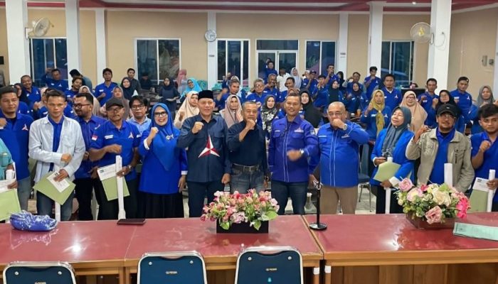 Sabar AS Kukuhkan Sembilan Pengurus Ranting Partai Demokrat di Pasaman