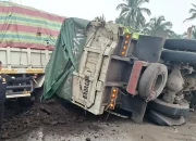 truk-rem-blong-tabrak-tiga-gerobak-di-jalan-lintas-solok-padang